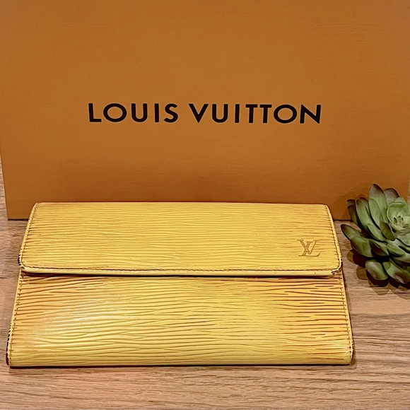 Louis Vuitton Handbags - Authentic Louis Vuitton Long Epi Leather Wallet🌷